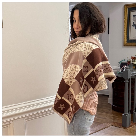 POSH LIVE LISTING - Picture 2 of 2